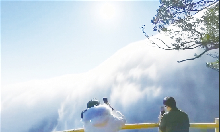 江西日报：明月山瀑布云为什么这样“红”
